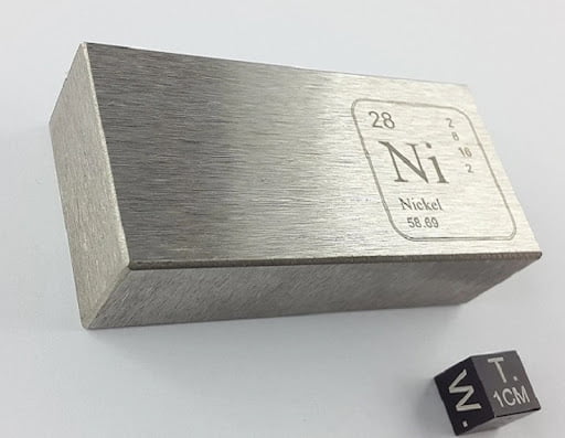 Niken được biết đến là một kim loại có bề mặt bóng, láng, màu trắng bạc