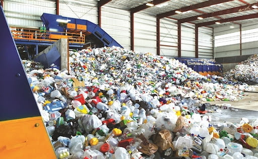Thu gom và tách chất thải là bước đầu tiên trong quy trình tái chế kim loại