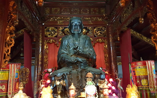 Bức tượng Trấn Vũ ở đền Quán Thánh (Hà Nội) được cho là làm bằng đồng đen