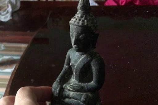 Một số đồ cổ được làm từ đồng đen được khắc rất chi tiết, sắc sảo như: tượng Phật, lư đồng đen
